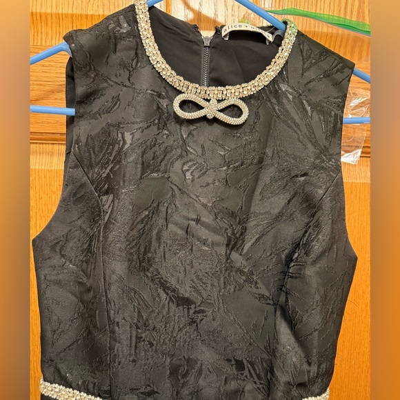 NWOT ALICE + OLIVIA ELLIS EMBELL CREW MINI DRESS Black Size 0 - Picture 3 of 4